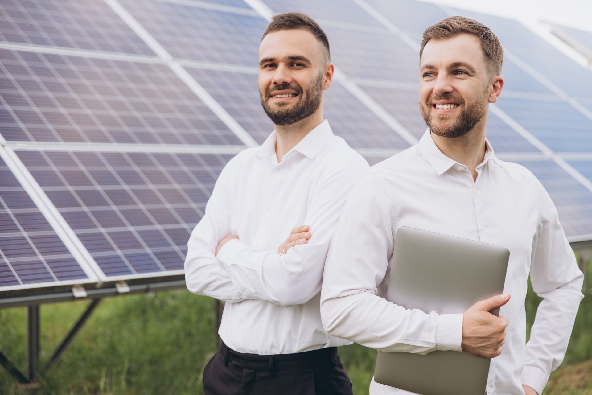 Deux professionnels devant des panneaux photovoltaïques