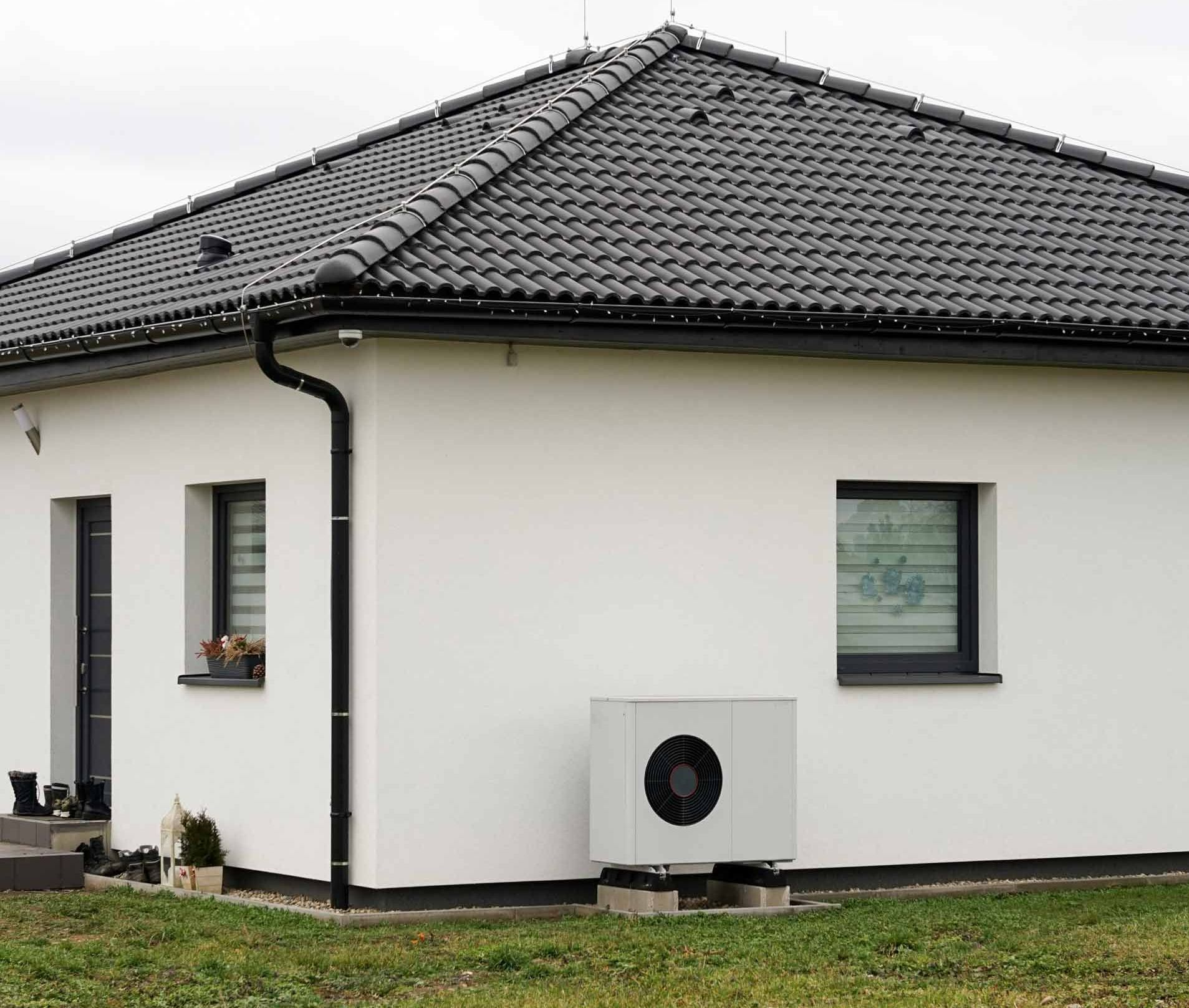 Maison neuve avec une pompe à chaleur