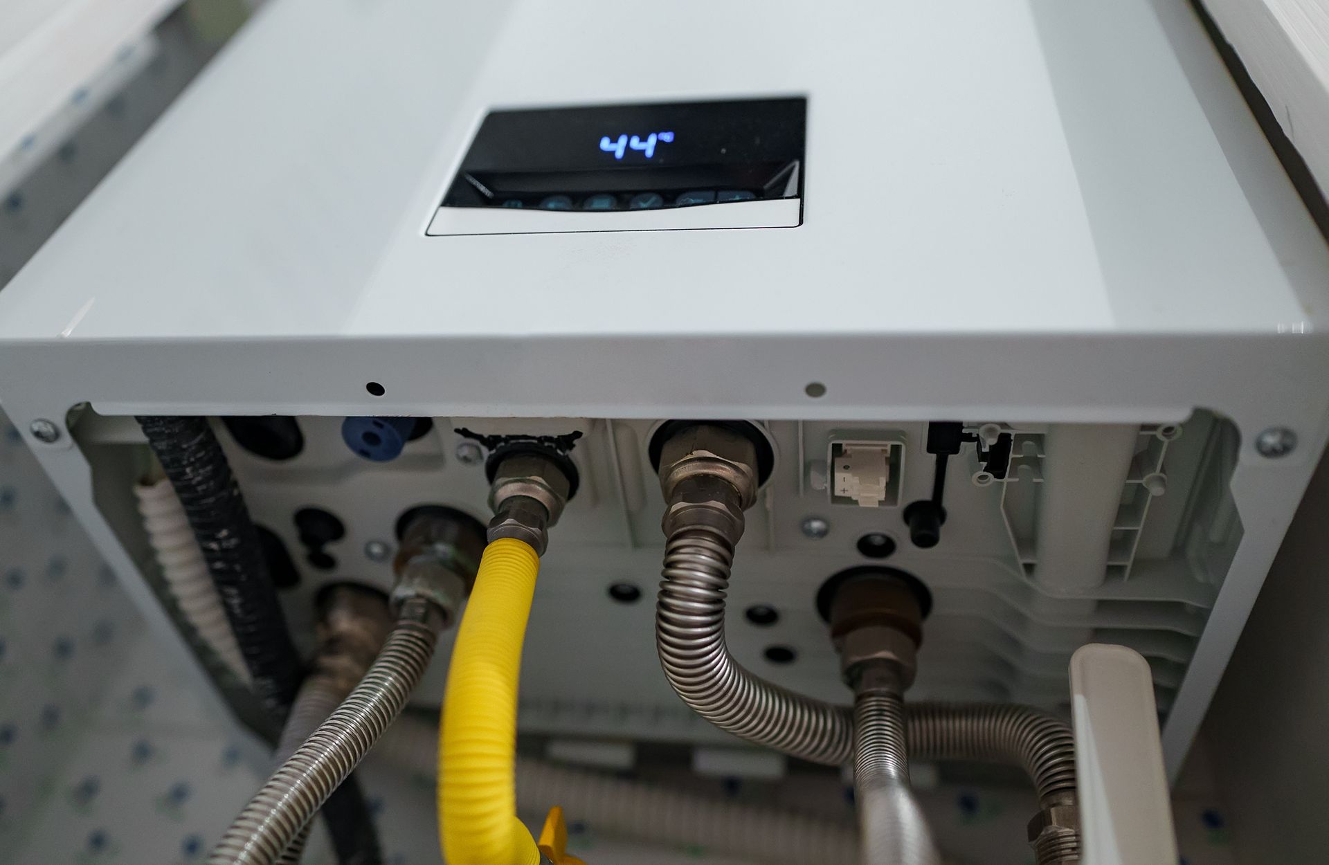 Connectiques et tuyaux reliés à un chauffe-eau