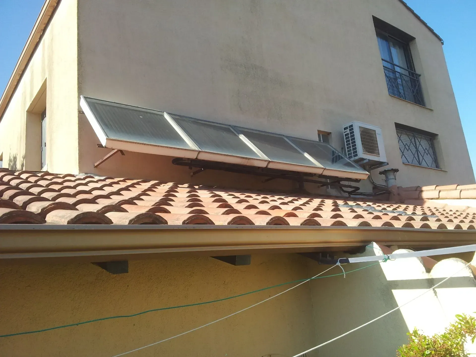 Panneaux solaires reliés à une pompe à chaleur