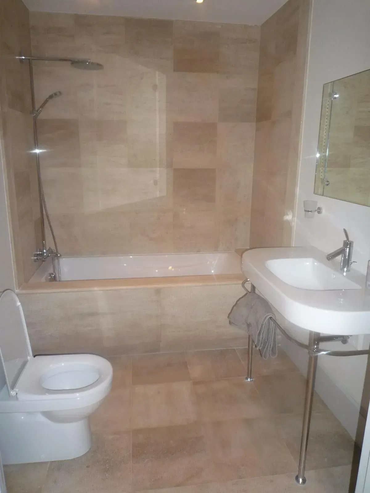 Salle de bain avec carrelage effet travertin