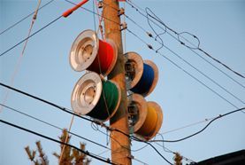Un montón de carretes de cables colgando de un poste