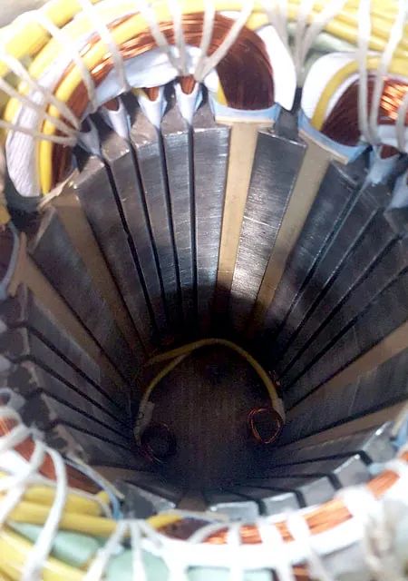 Un primer plano del interior de un motor eléctrico.