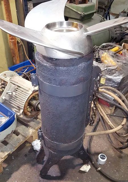 Una máquina con una hélice encima está colocada sobre una mesa.