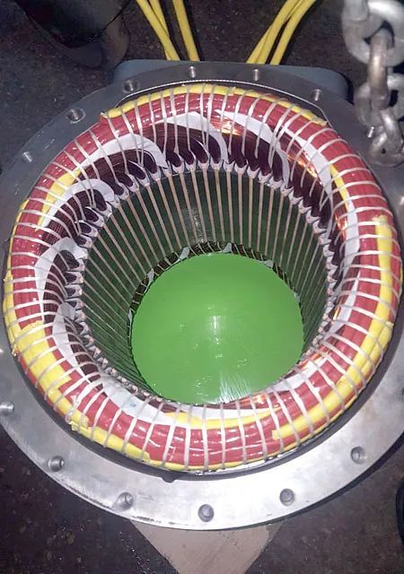 Un primer plano de un motor eléctrico con un centro verde.