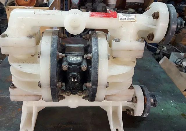 Una bomba de plástico blanca está sobre una mesa.