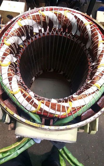 Un primer plano de un motor eléctrico con cables que salen de él.