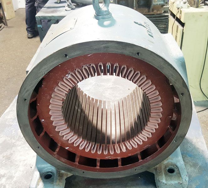 Se muestra el interior de un motor eléctrico en una fábrica.