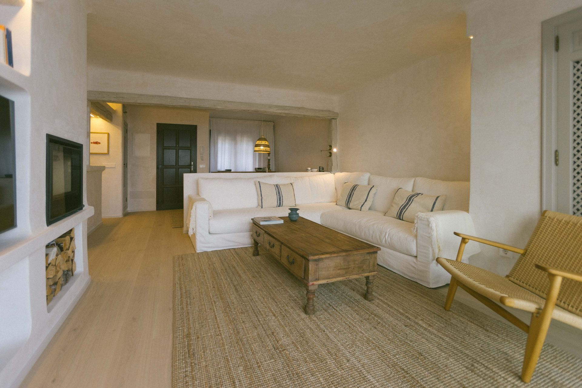 Una pared con un montón de estantes de madera con plantas en macetas en ellos.