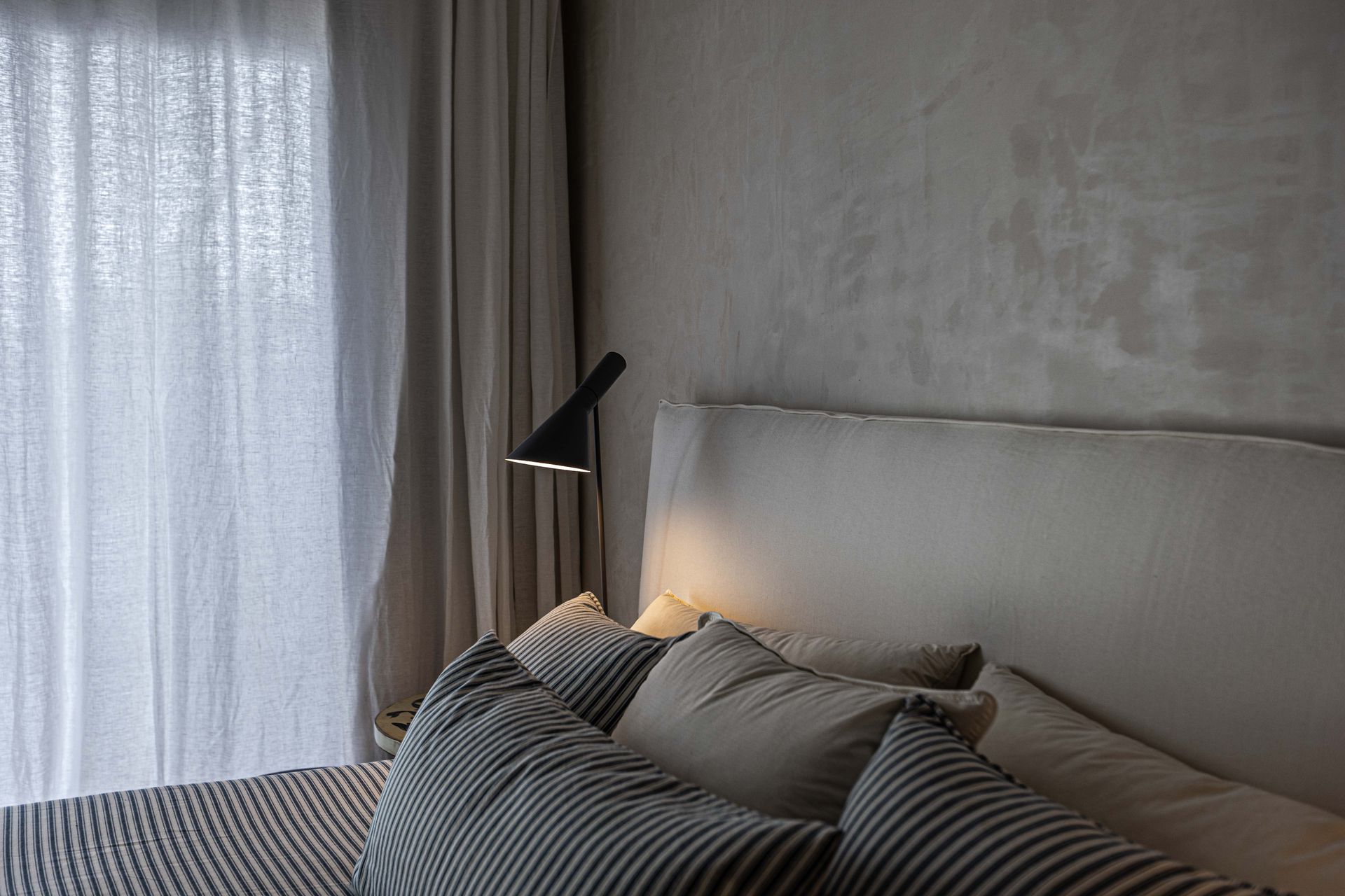 Una pared de ladrillos con una luz encendida.