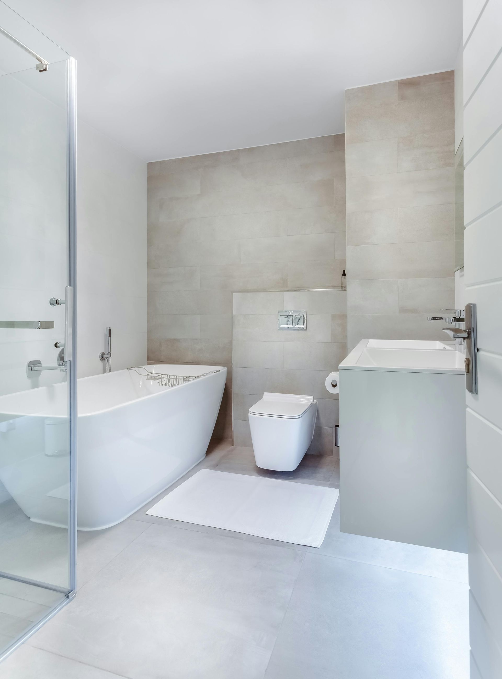 Un baño con bañera, inodoro, lavabo y ducha.