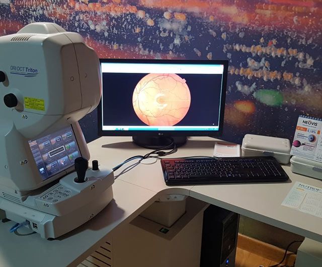 Un monitor de computadora con una imagen de una esfera en él