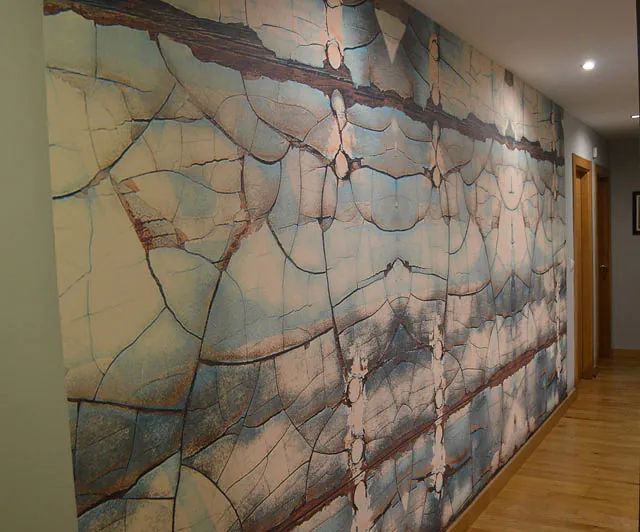 Un pasillo con un gran cuadro en la pared.