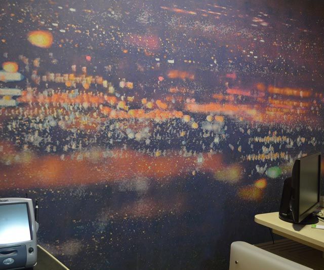 Una pared con una imagen de una ciudad de noche.