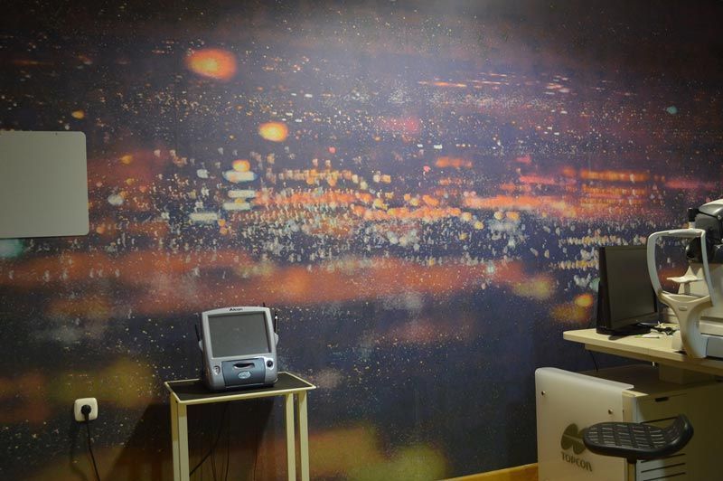 Una habitación con una imagen del horizonte de una ciudad en la pared.