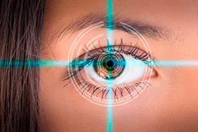 Un primer plano del ojo de una mujer con un láser brillando sobre él.