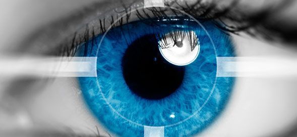 Un primer plano del ojo azul de una persona con un objetivo en él.