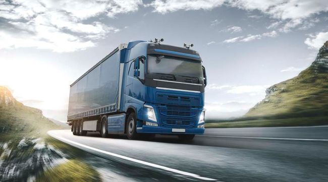 Zwei Sattelschlepper fahren auf einer Autobahn.