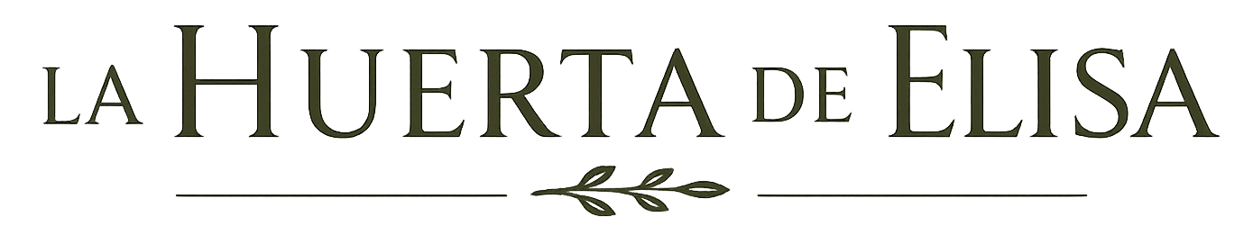 Logotipo con el texto “La Huerta de Elisa” en negro y una pequeña rama verde frondosa debajo.