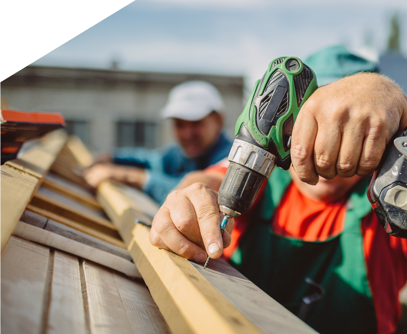 Ouvrier fixant une planche de bois à l'aide d'un outil