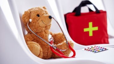 Ärztin behandelt Ferse eines Patienten mit elektrischem Gerät