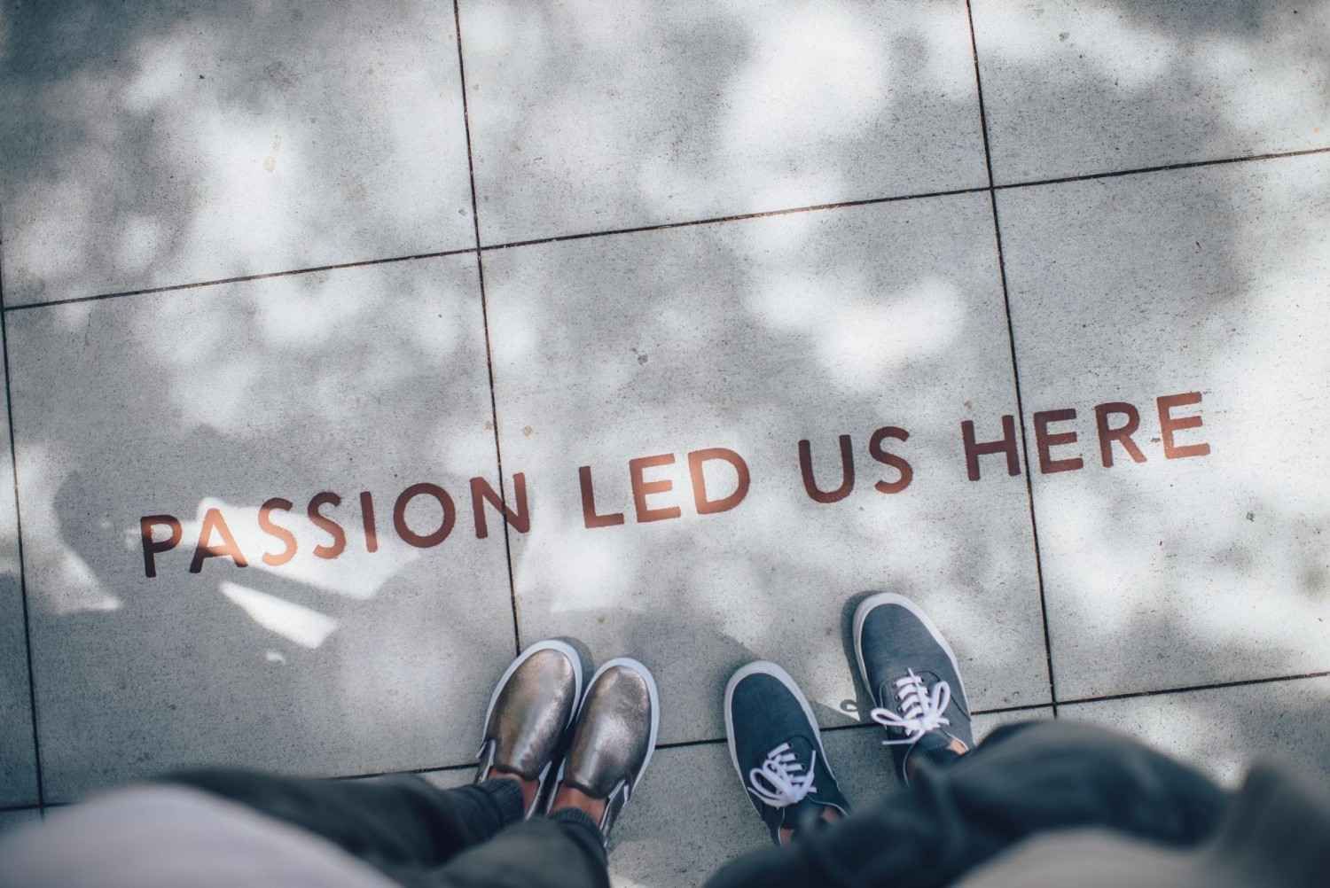 Dos personas están paradas en una acera con las palabras 