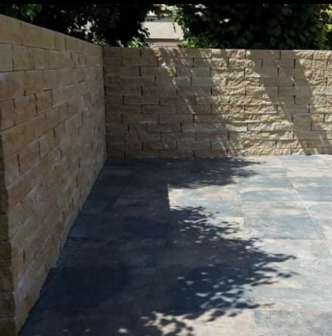 Terrasse und Steinmauer