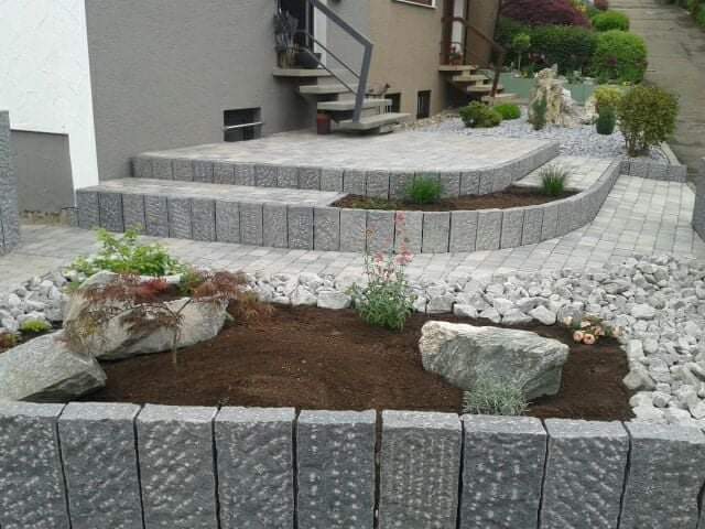 Pflasterterrasse und Dekorationen