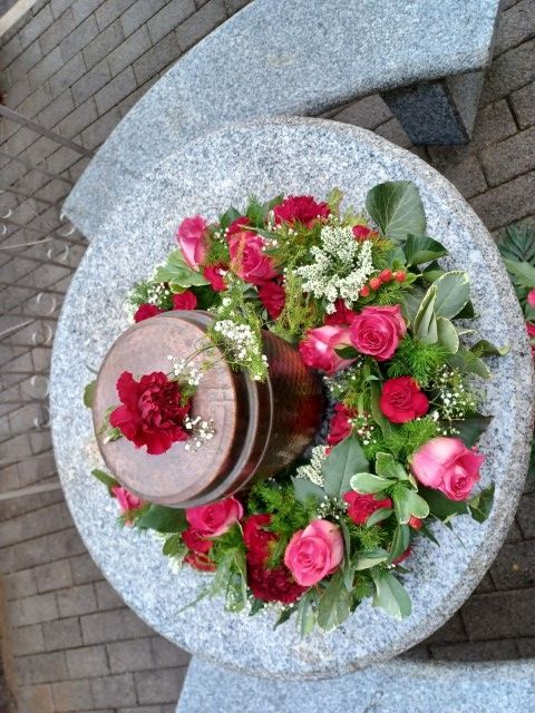 Bunte Blumenschale