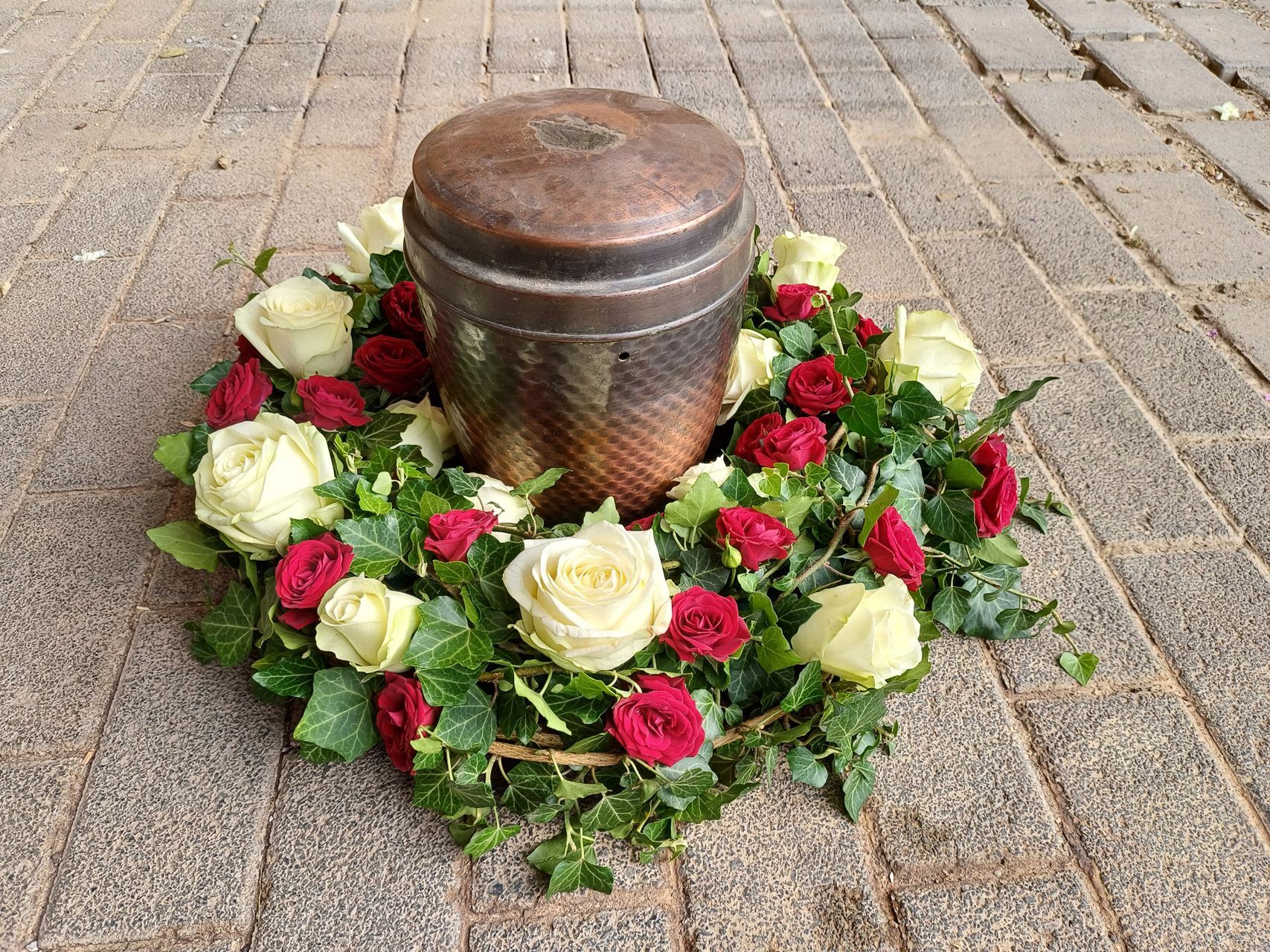 Blumenkranz um Urne