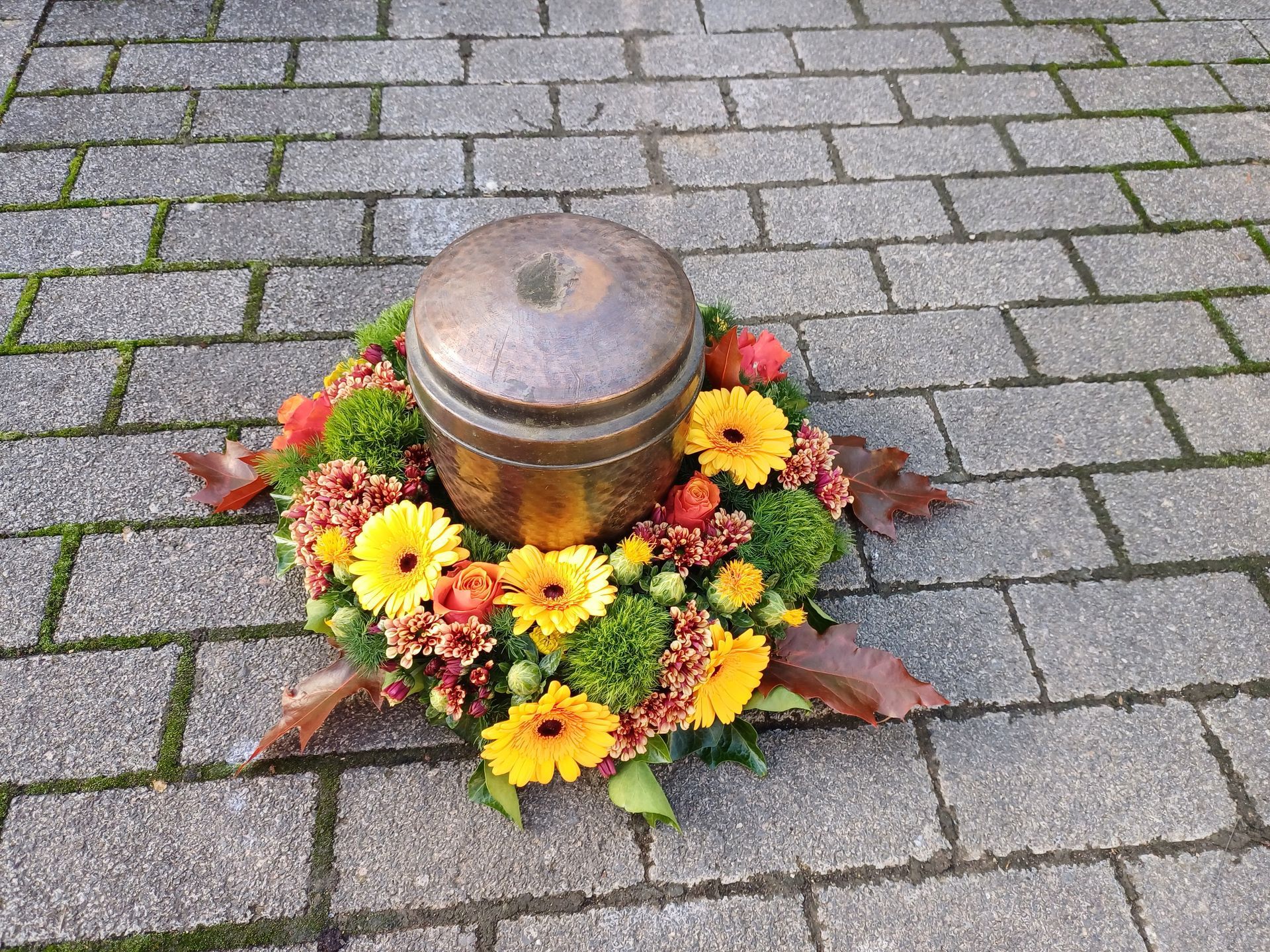 Blumenkranz mit Urne
