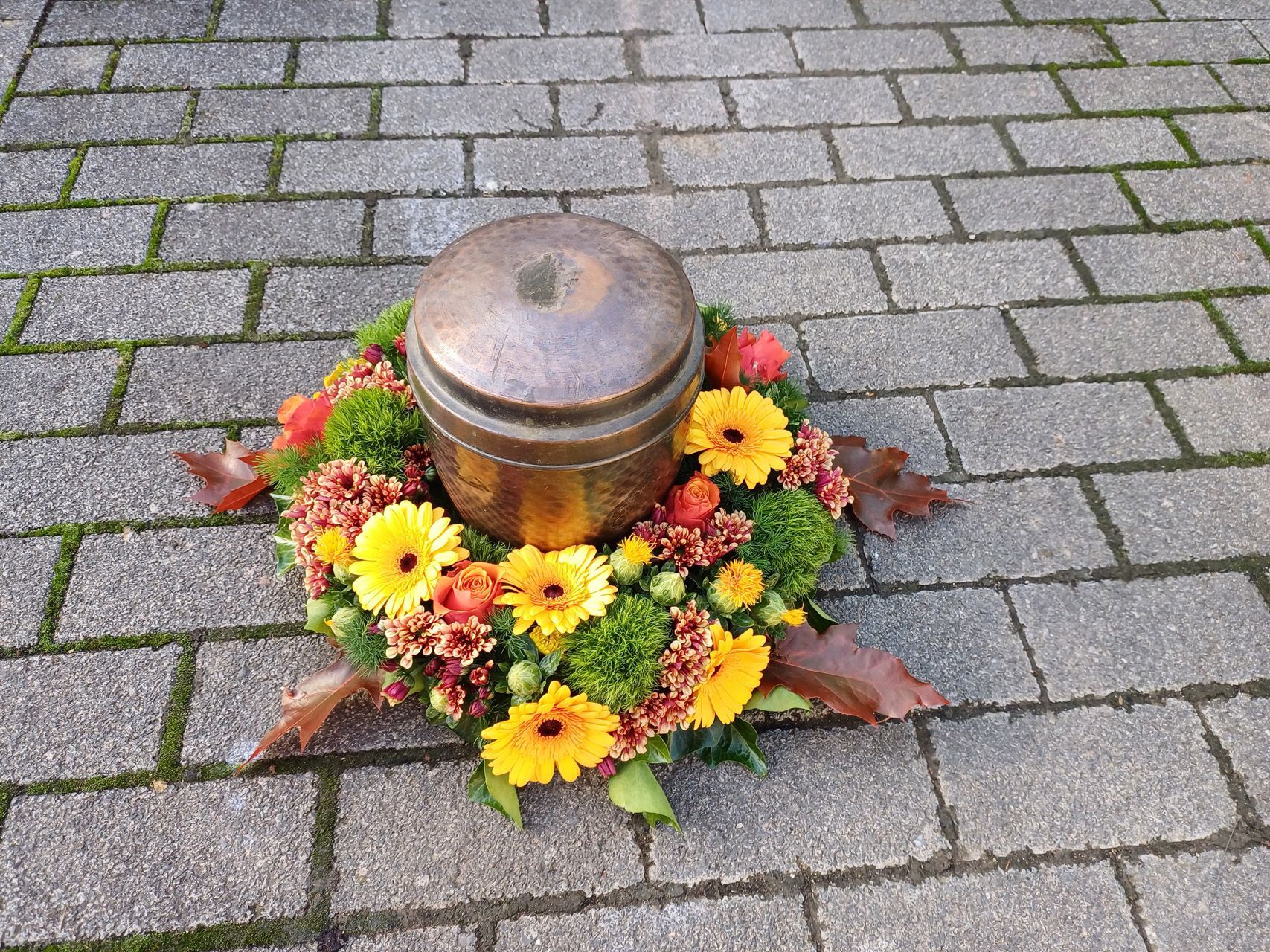 Blumenkranz um Urne