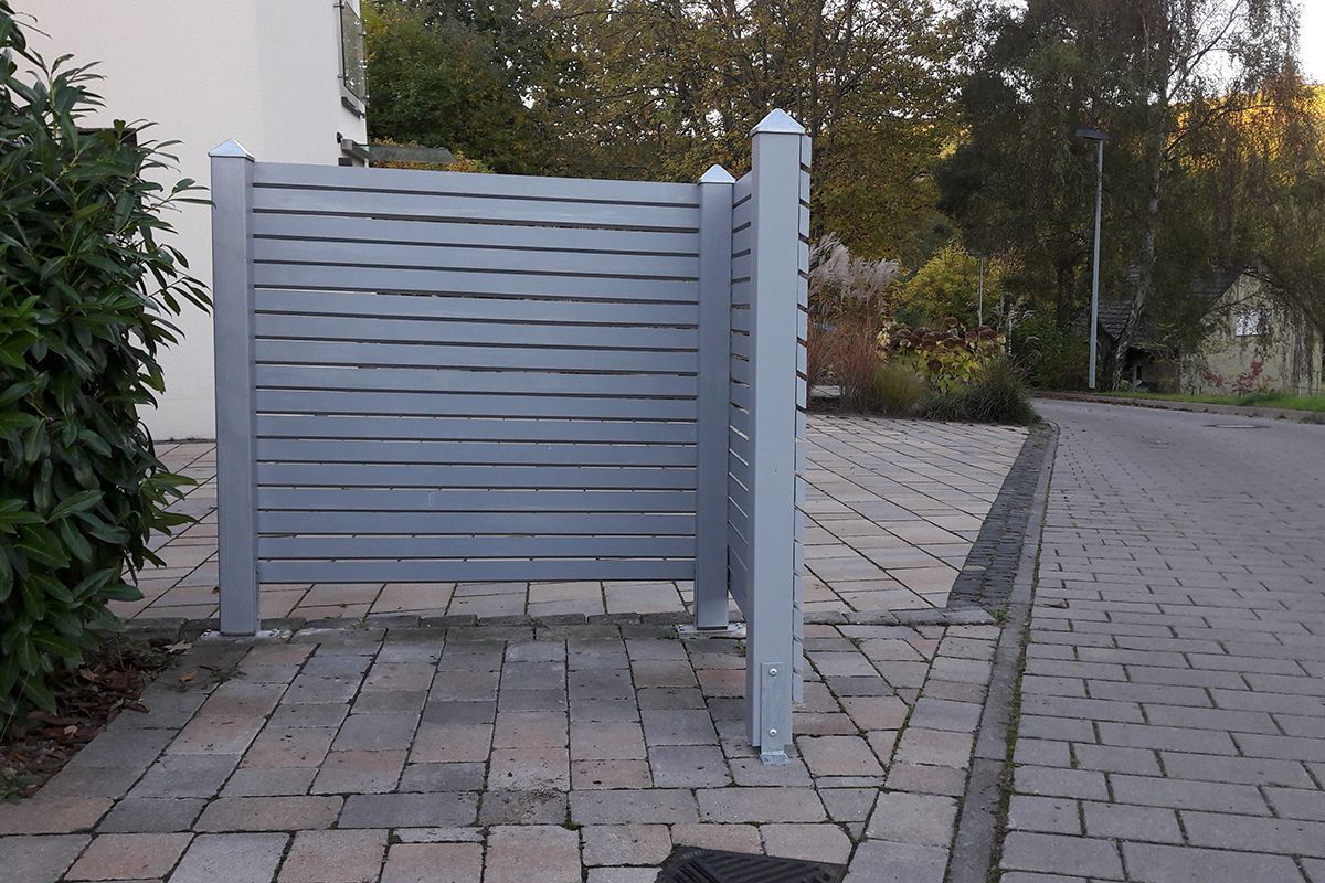 Gepflasterte Einfahrt mit Zaun
