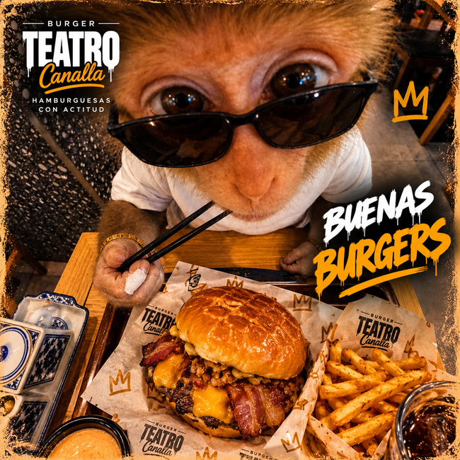 Una hamburguesa doble con queso, tocino y lechuga en un pan.