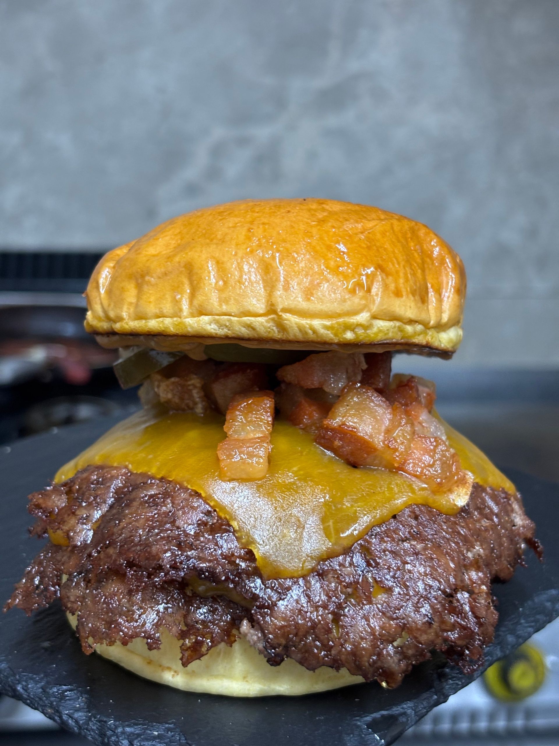 Un primer plano de una hamburguesa y papas fritas en una mesa.