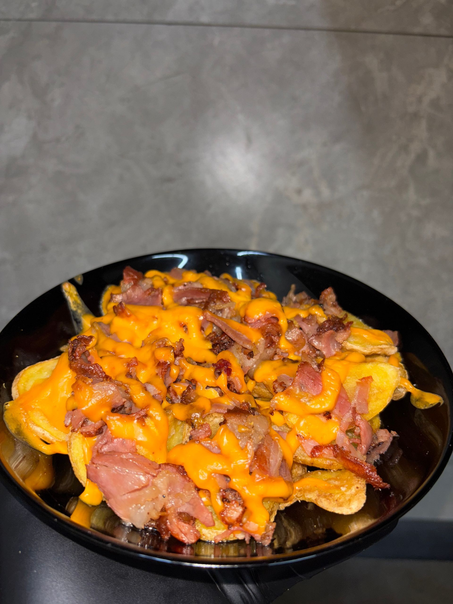 Una persona está comiendo un plato de comida con un tenedor.