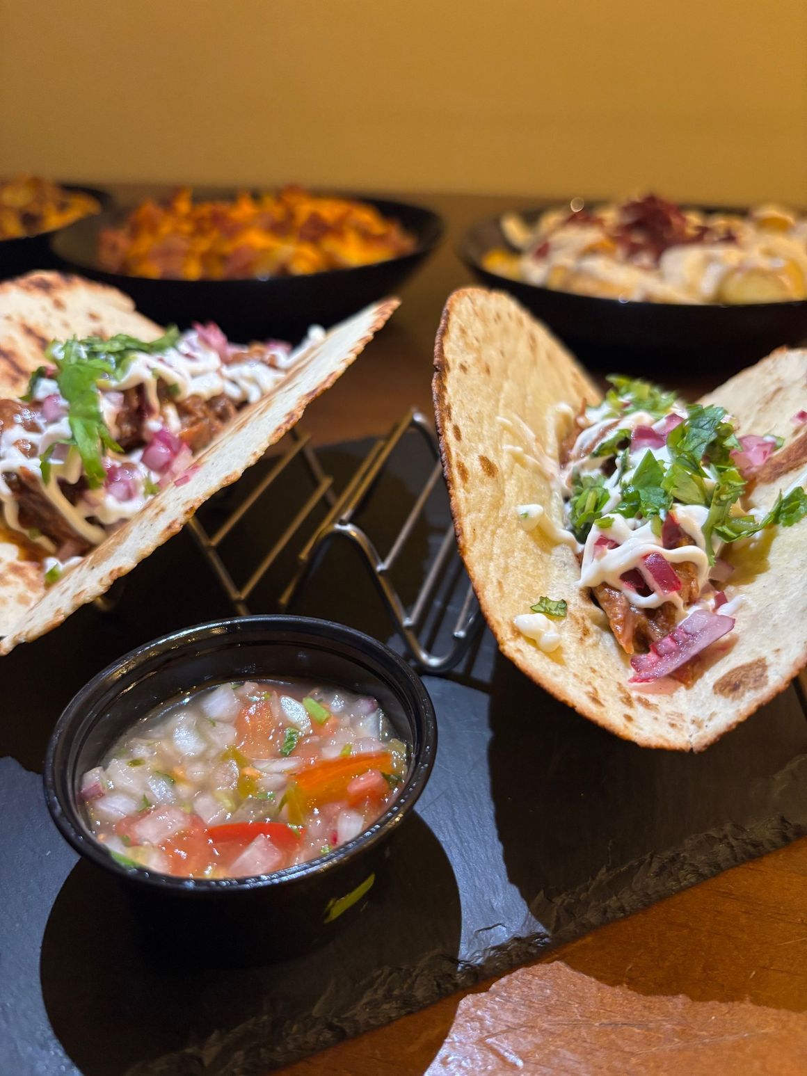 Alitas de pollo y papas fritas con un tazón de crema agria