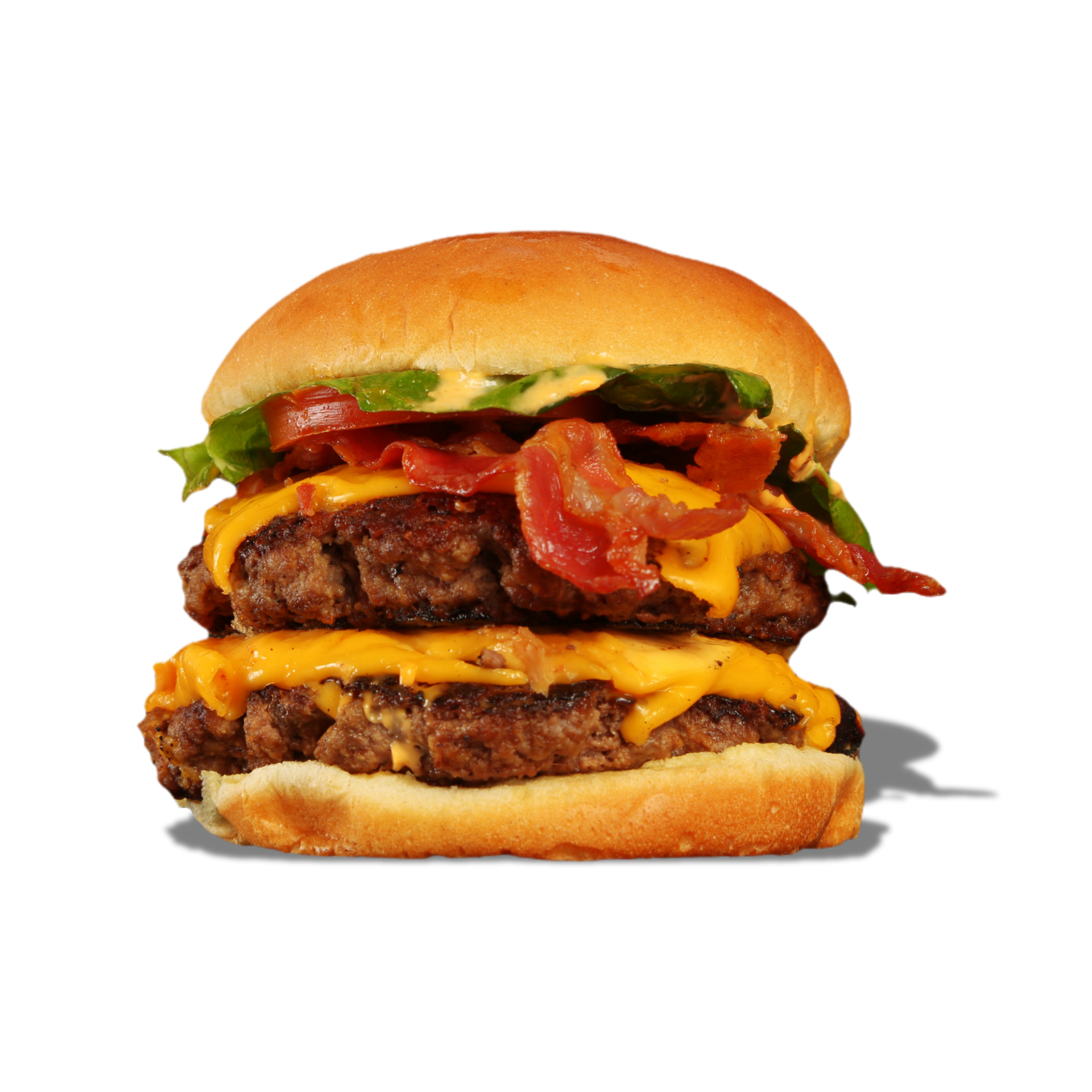 Una hamburguesa doble con queso, tocino y lechuga en un pan.