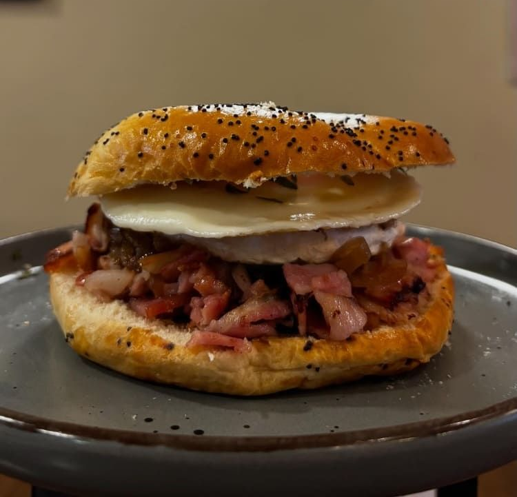 Un primer plano de una hamburguesa y papas fritas en una mesa.