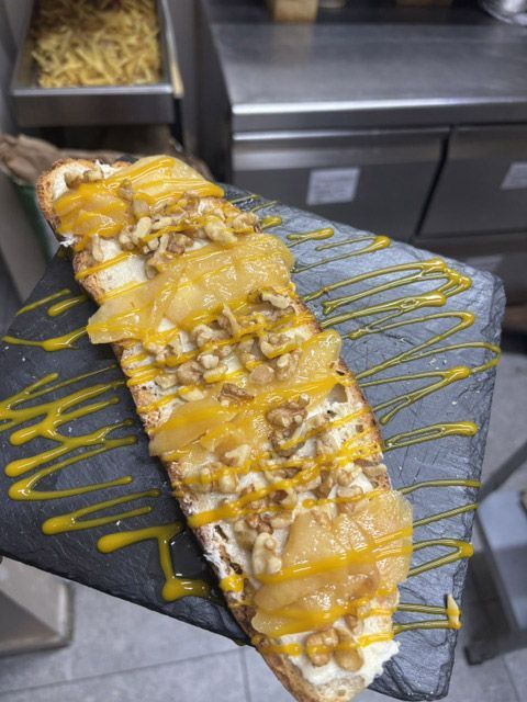 Un primer plano de un plato de comida con aguacate y semillas de sésamo.