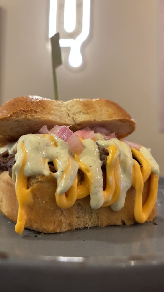 Alitas de pollo y papas fritas con un tazón de crema agria