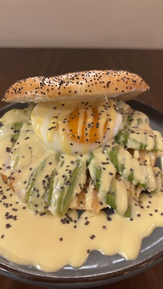 Un primer plano de una ensalada César en un recipiente blanco sobre una mesa.