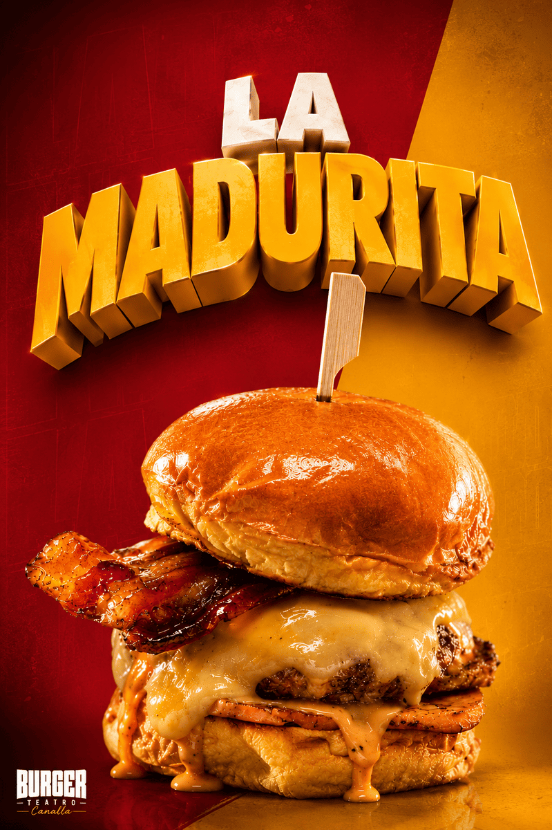 Una persona sostiene una hamburguesa en la mano junto a una canasta de papas fritas.