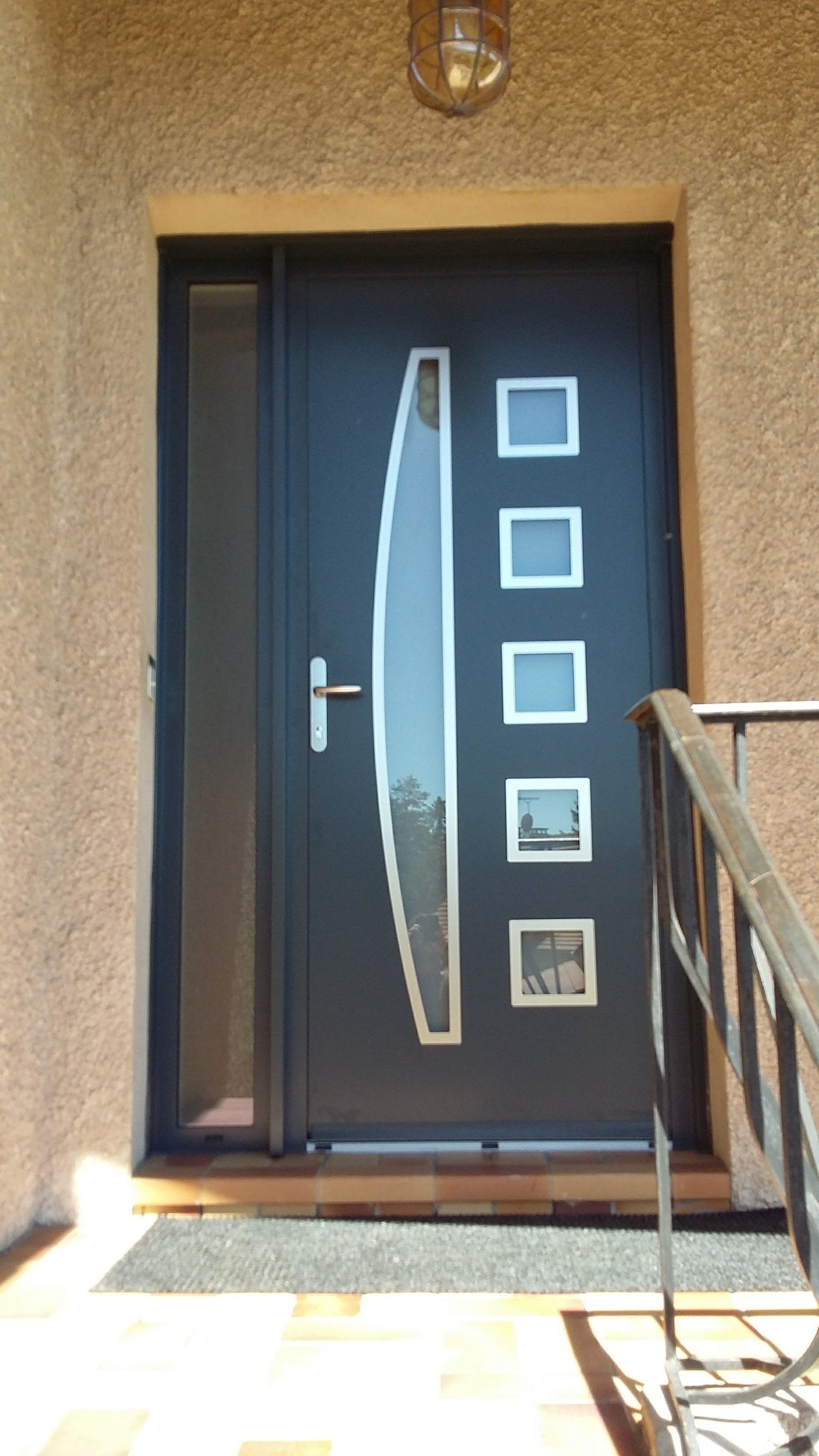 Porte d'entrée grise