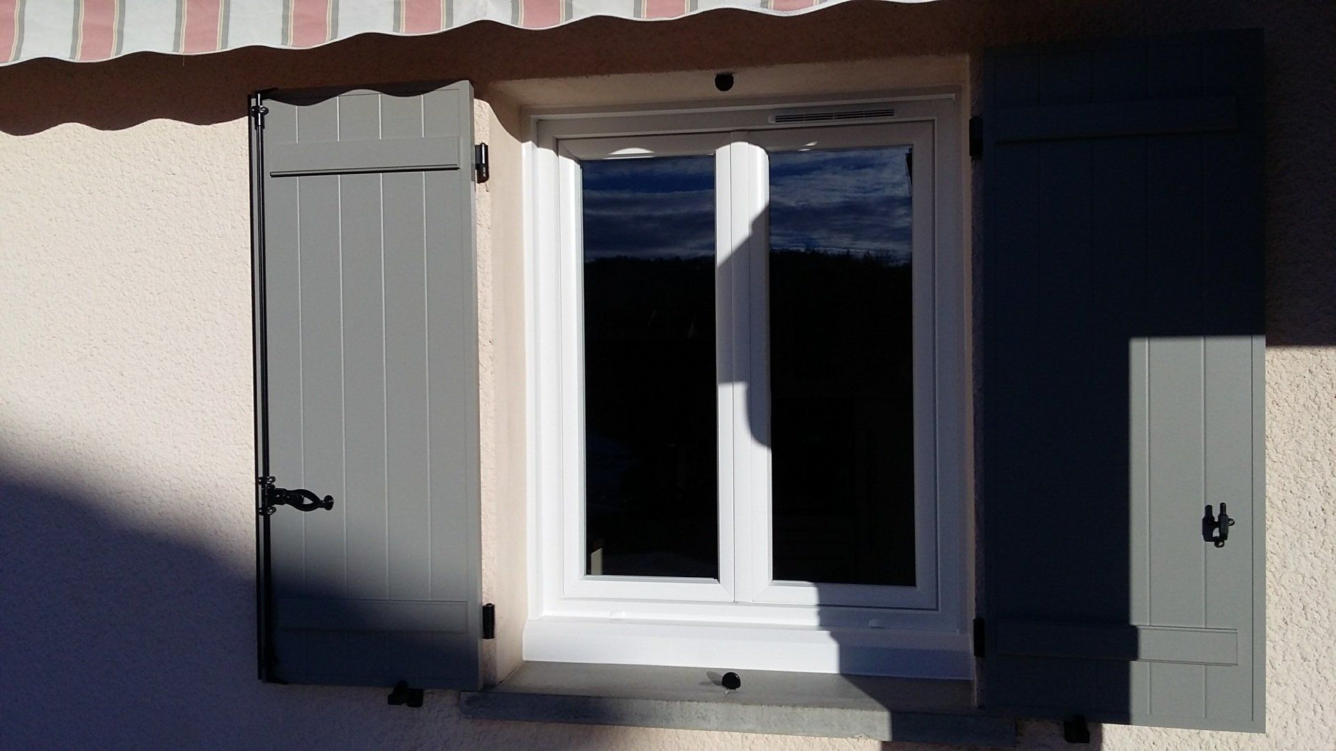 Volets battants gris