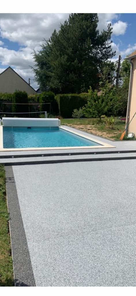 Moquette de pierre et piscine