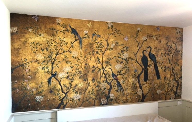 Fototapete: goldener Hintergrund, schwarze Vögel, blühende Äste.