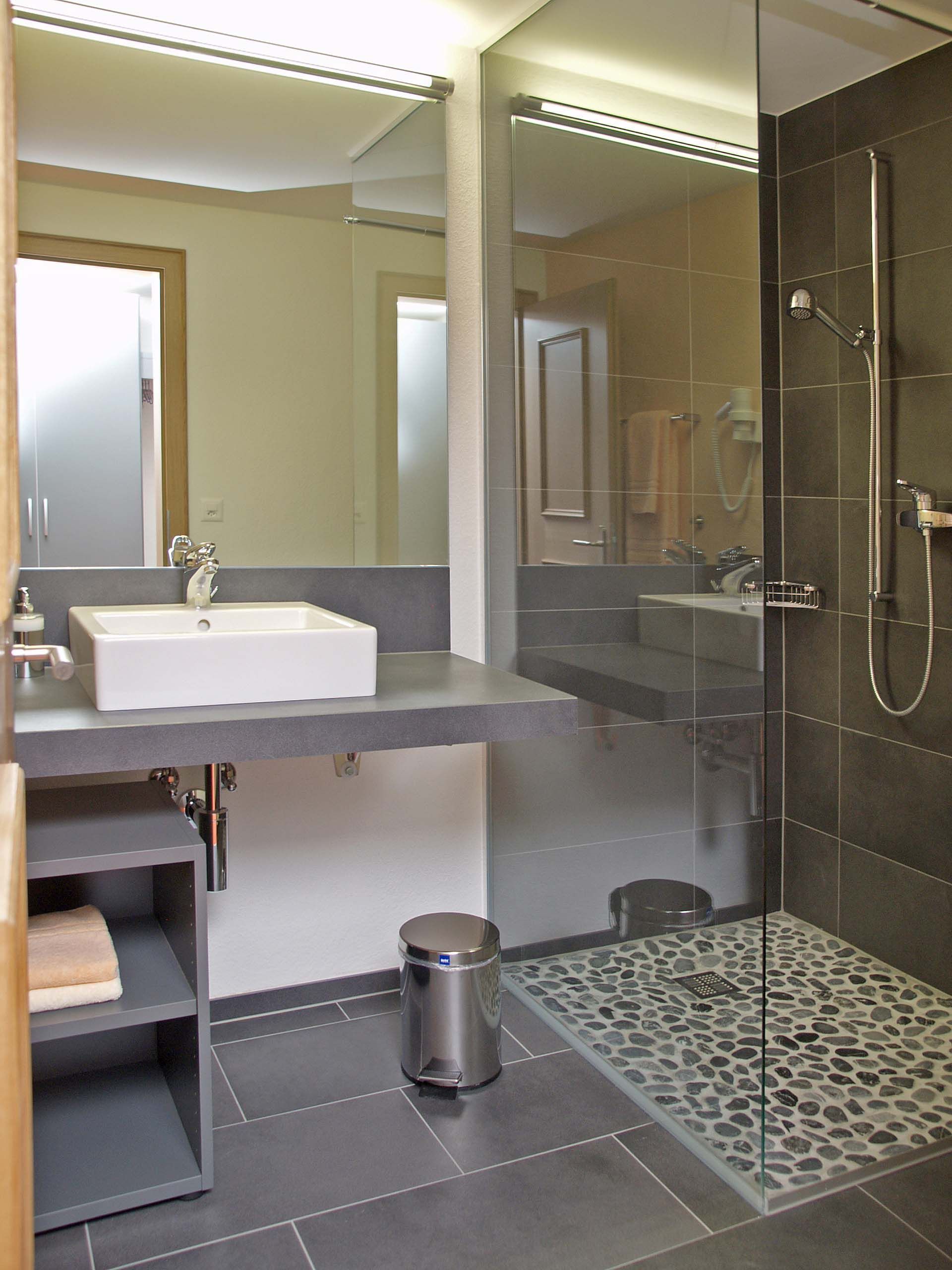 Badezimmer - Hotel-Restaurant Steinbock - Brienz