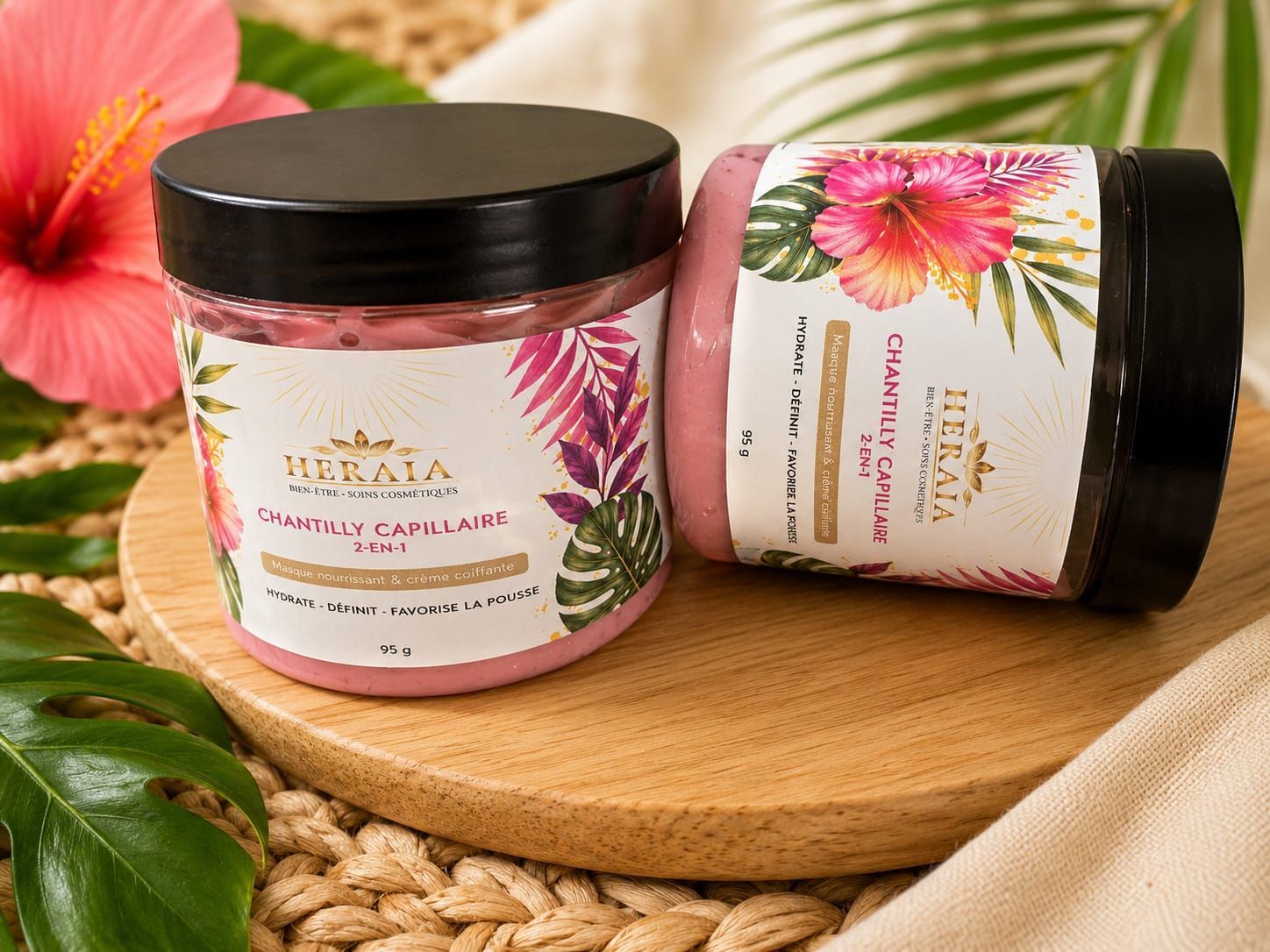 Produits de soin pour la peau : flacons, savons, brosse, masque pour le visage et feuilles sur fond beige.