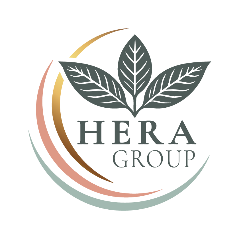 Pot de crème pour le corps Heraia Crème Peau Sèche à tourbillon blanc. Couvercle à côté du pot.